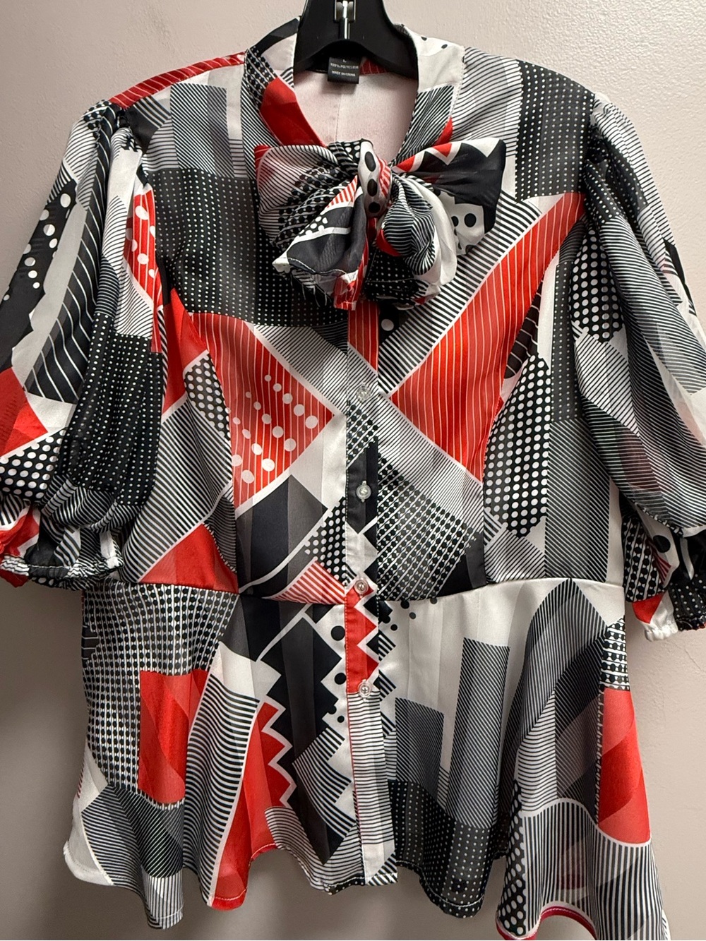 EUVC Gracia Vibrant Red/Black/White Geometric Tie-Neck Peplum Blouse Women’s L